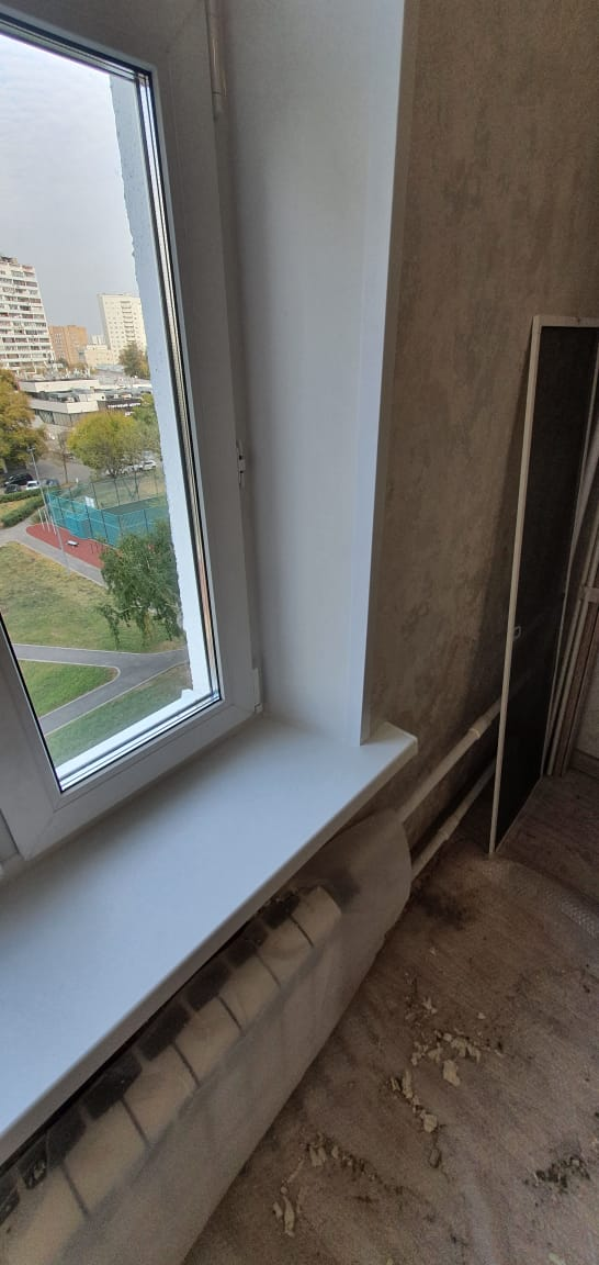 Откос с панелью белого цвета