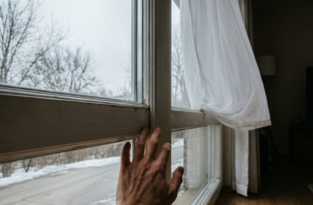 Дует из пластиковых окон: как найти причину и устранить сквозняк самому